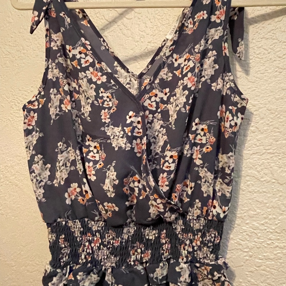XS Sienna Sky top with faux tie at the shoulders, smock waist.